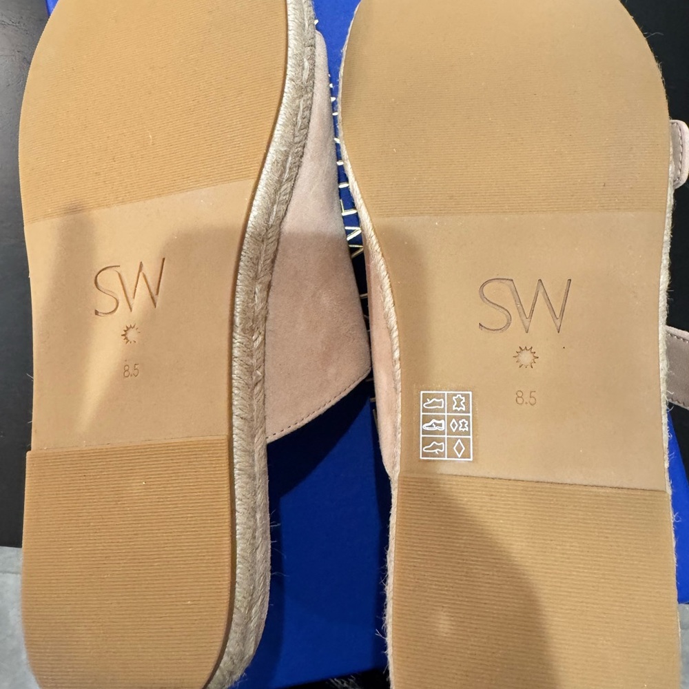 Stuart Weitzman - Picture 4 of 7